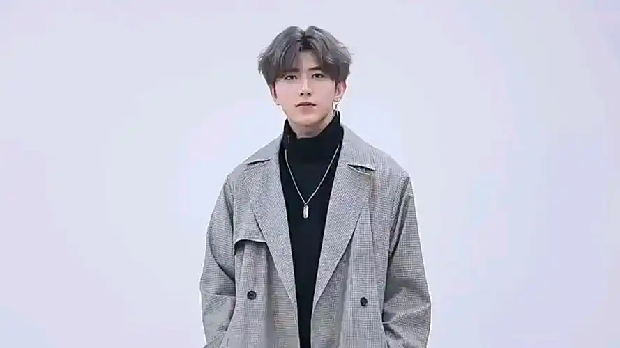 五年前初级坤坤穿背带裤vs五年后升级坤坤穿背带裤