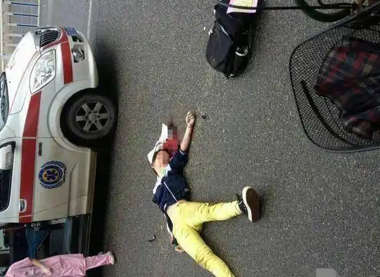 救护车撞人后逃逸,一小女孩当场死亡_手机搜狐网