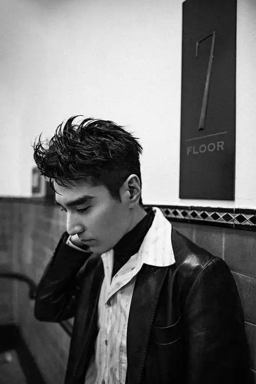 赵又廷复古光影大片电影感满满黑衣帅气眼神超有戏