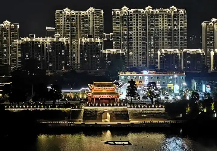 风展红旗如画三明沙县夜色更美