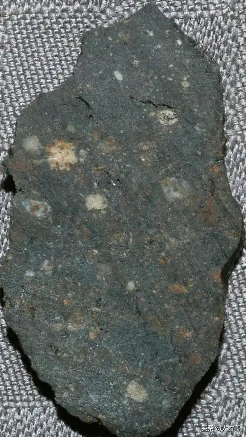 月球陨石dhofar 1442,富含克里普成分,和月海玄武岩角砾