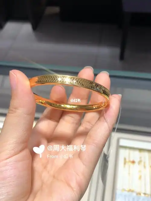 周大福新款足金鱼鳞手镯到货