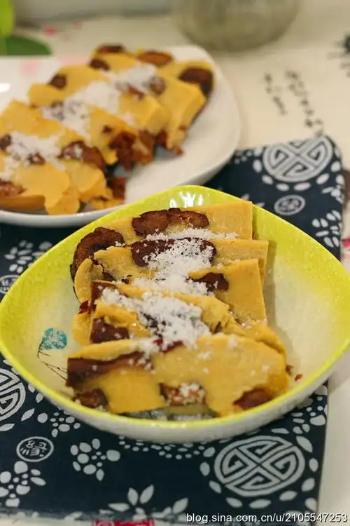 不论南方还是北方,年夜饭的餐桌上总少不了一盘年糕,年糕又称"年年糕"