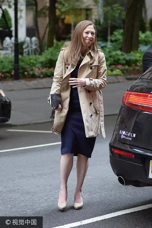 前"第一千金"切尔西黄风衣配黑裙干练出街 获保镖护驾挥手微笑气场足