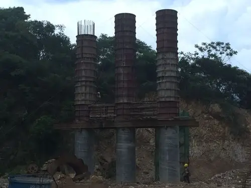 6,完成右幅7#中系梁上部墩柱模板安装.