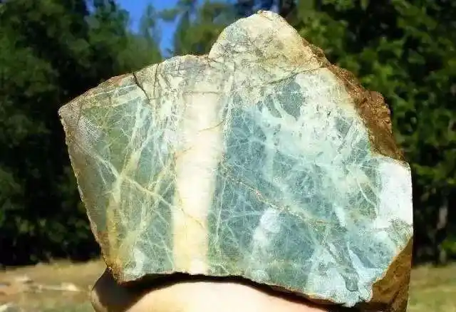 要想挖掘出首饰级的祖母绿色的翡翠原石,基本上是不可能的.