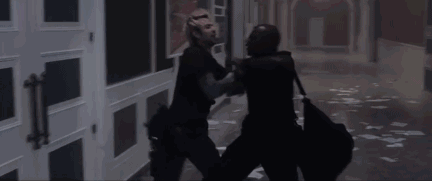 小姐身上的信大家得知,就在这个密闭的银行里,还隐藏着 更大的黑手