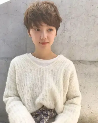 正文 时尚个性的短发是很多女性都比较喜欢,也很想尝试的一种发型,那