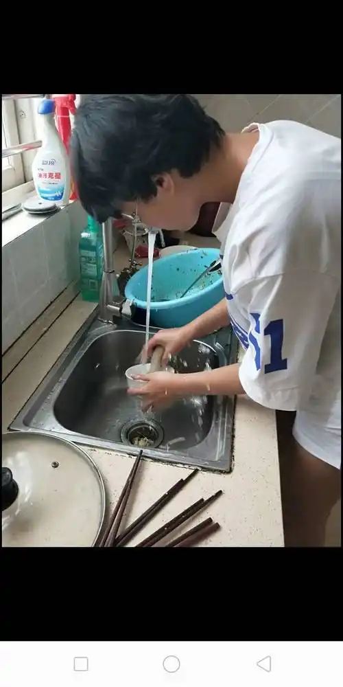 在家里洗碗