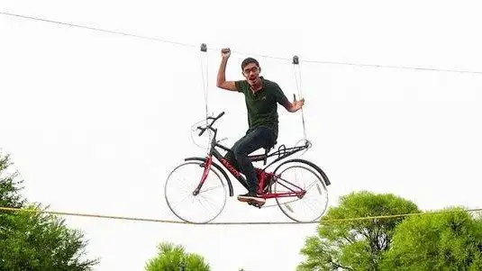 【一点资讯】作死老外有趣实验,在空中骑行自行车,网友:"这都行?" www