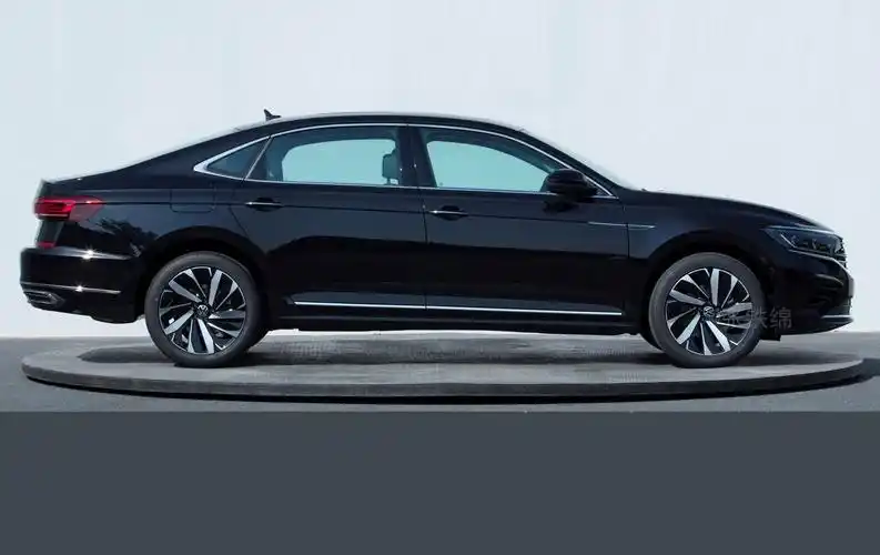 新款大众帕萨特14t车型曝光两种前脸风格车身再次加重