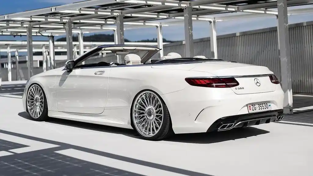 奔驰s560双门轿跑车,售124500美元,搭载4.0升v8发动机