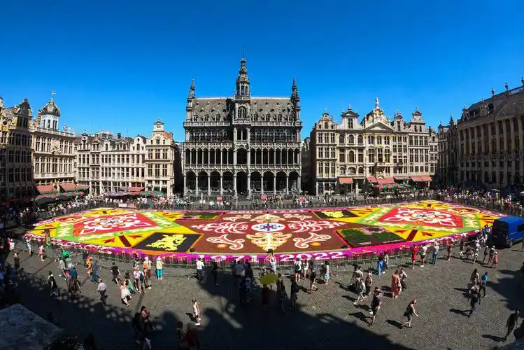 8月12日,民众在比利时布鲁塞尔大广场参观"鲜花地毯".