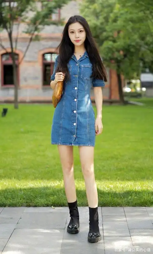 衣品出众的女生,选裙子的眼光很独到,时尚大方还显身材