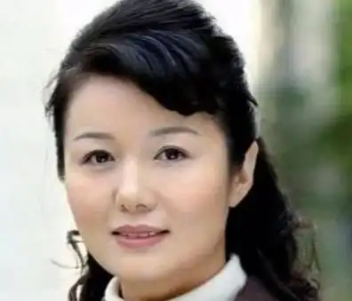 杜志国的现任妻子是有着荧屏"贤妻良母专业户"之称的郑卫莉,出生于