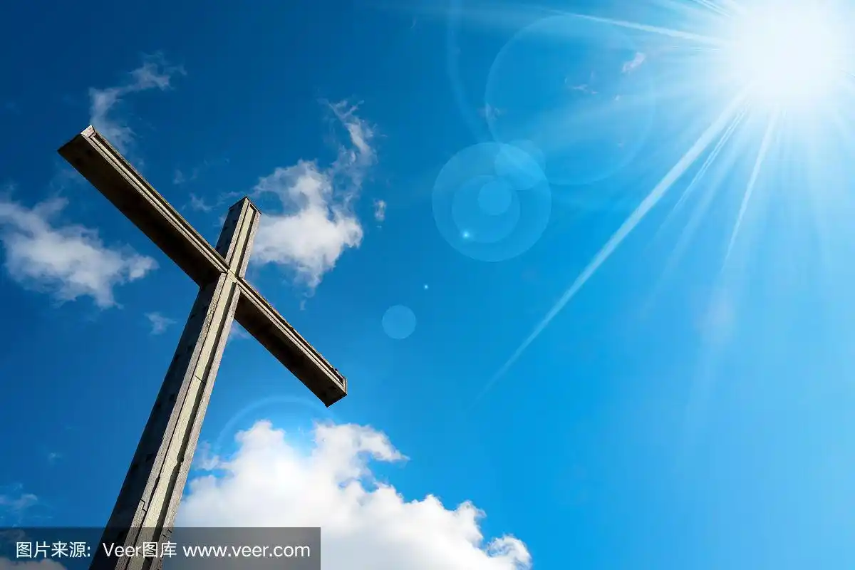 蓝色天空下的基督教十字架