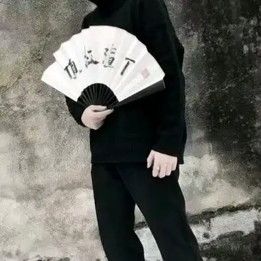 网红男生拿扇子头像高清手里拿扇子半身男头像图片