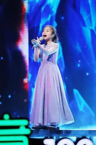 夸完还不算,知道她喜欢迪琳·席翁之后,大卫还承诺要带她去见席琳迪翁