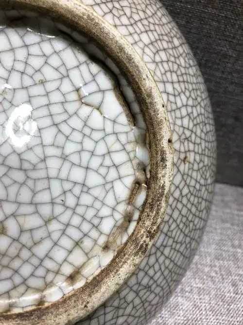 清中期双兽耳哥釉炉 尺寸:直径21公分,高9公分,底径11公分 品相:底足