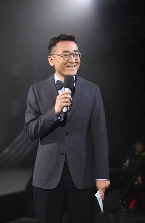 主持人窦文涛从业数十年获女粉喜爱他到底有什么魅力