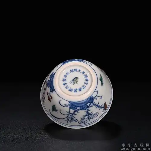 明成化斗彩姹紫红胎三秋纹缸型杯