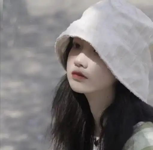 第一眼就吸引人的图片女生头像很小众却很惊艳的图片