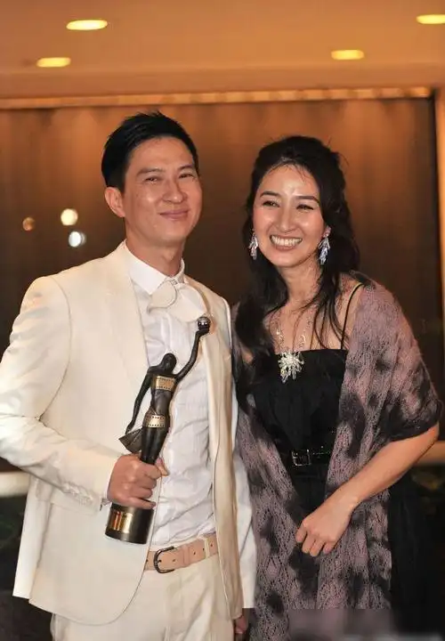 24岁出道巅峰红极香港,40岁嫁给陪跑龙套男,52岁造就影帝|关咏荷