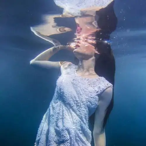 有没有女生沉溺深海的头像