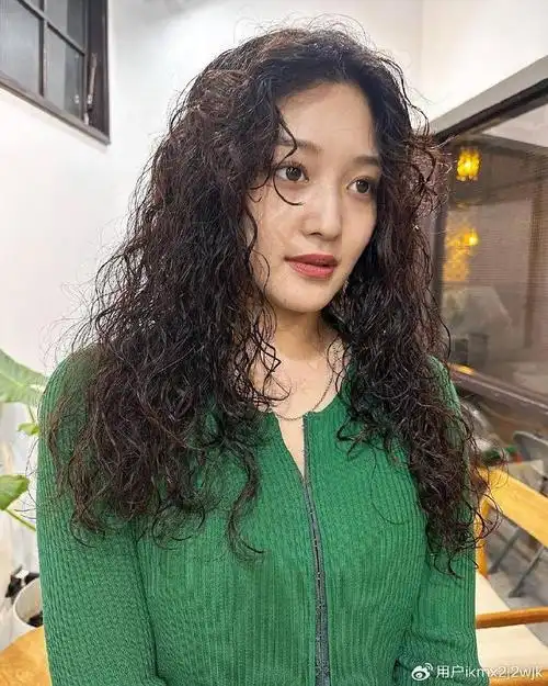 女人想变美,不要错过全头烫,不论脸大脸小都适合