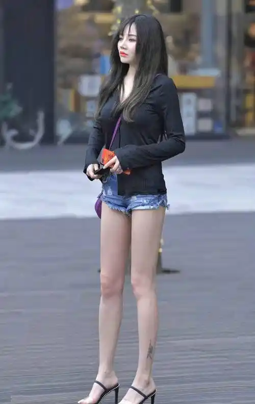 原创牛仔短裤搭配高跟凉鞋美女展现了白美纤细的美腿清爽怡人
