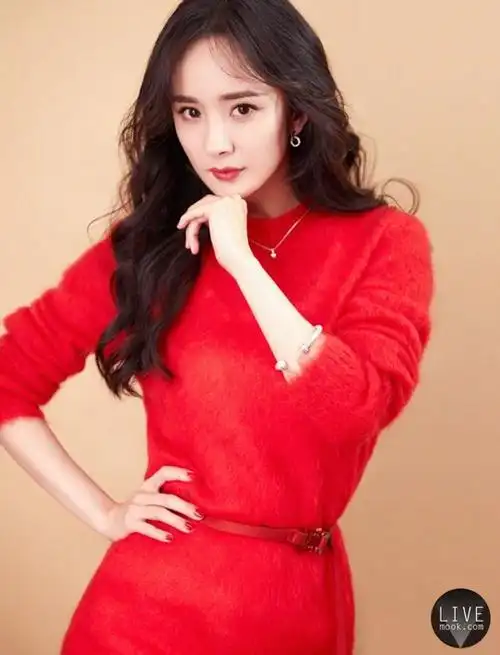 杨幂摩登红裙惊艳亮相港风造型绝美