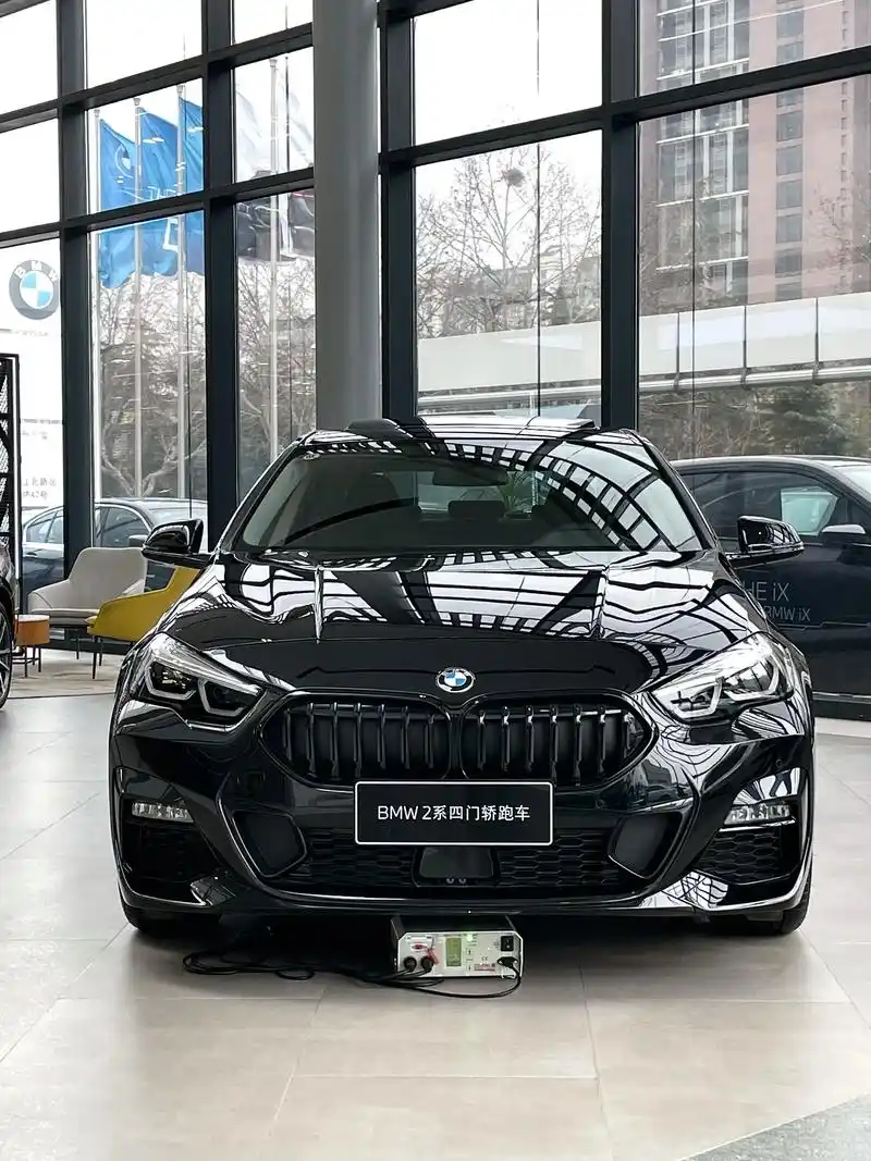 这里有一台适合女生开的车,bmw2系四门轿跑车,20 预算, - 抖音