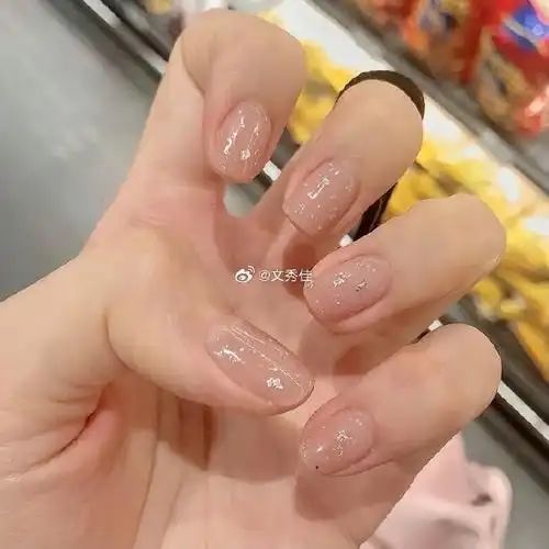 低调又好看的小短甲  真的好喜欢这种简单干净的美甲啊  不分场合