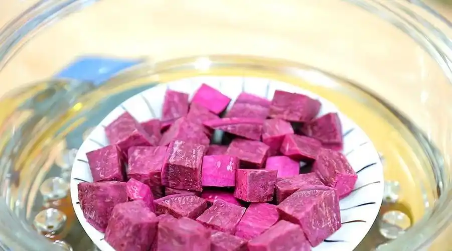 紫薯去皮切块,上锅大火蒸20分钟左右,蒸至完全熟透.