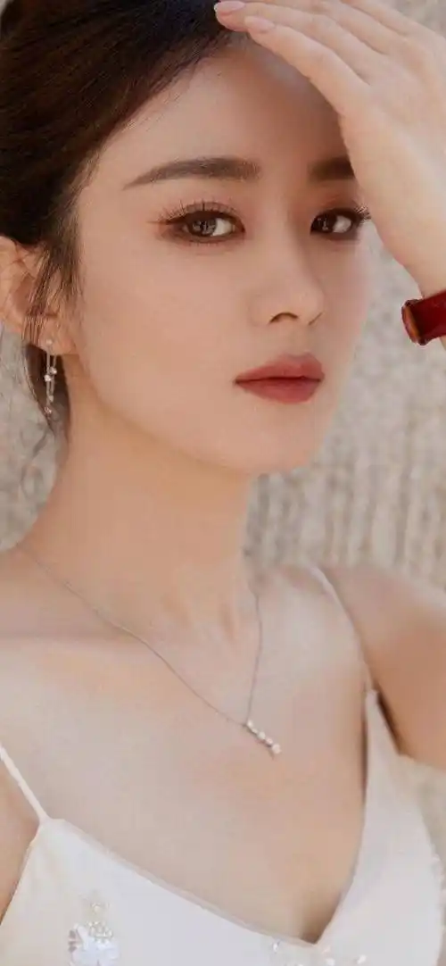 赵丽颖-深v黑白吊带裙造型写真,性感迷人宛如出水芙蓉