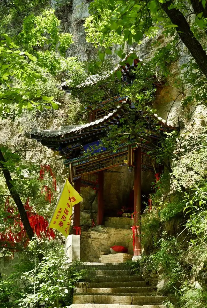 一色浓徐新水墨,四周环绕翠屏风—沁源灵空山风景区—贺俊彦摄