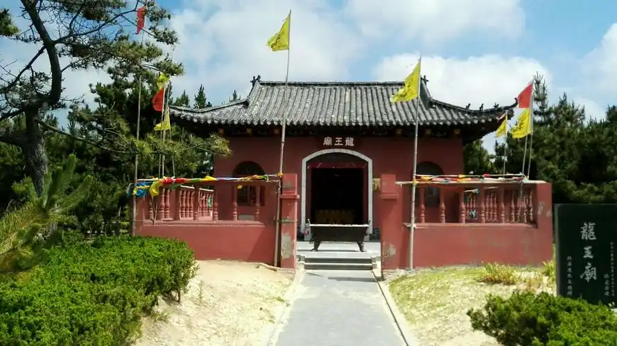 龙王庙,渔人出海前拜一拜求平安.