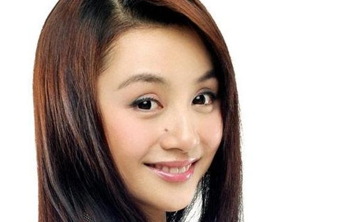 曹颖最具个人特色的,就是她鼻梁旁边的那颗美人痣.