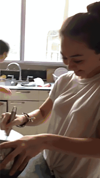 搞笑动图gif:强者不是含着眼泪奔跑的人,强者都是买了车的人.