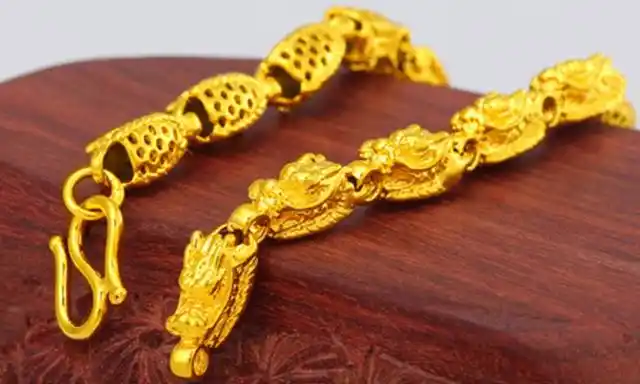 沙金戴久了不会掉色,因为沙金的主要成分是黄金,它的性质稳定,不易