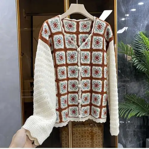 一款钩织结合拼色花羊绒衫自己动手更便宜