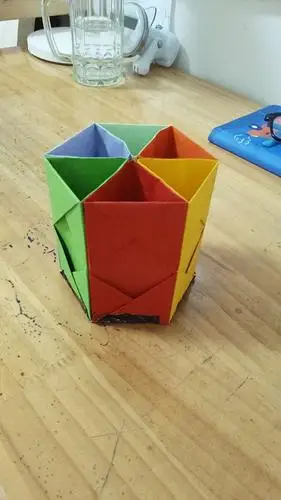 二.(3)班~~《手工折纸——炫彩笔筒》