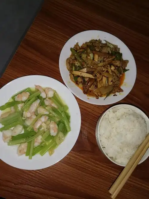 一个人吃饭好烦,一个菜不过瘾,两个菜吃不完浪费.