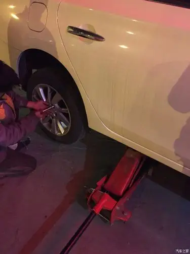 新车刚回家就扎了根钉子,大晚上补胎去!