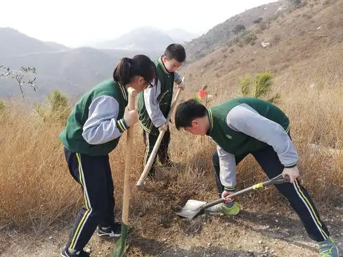 运同行,青春小铁共建美丽武汉 —— 武汉市汉铁初中702班义务植树活动