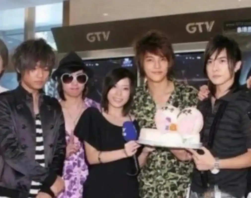 汪东城,炎亚纶,唐禹哲三人同框的场面,感觉只有炎亚纶受伤了[笑哭][笑