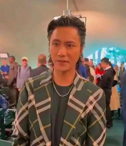 陈坤,最新照片中脸型竟膨胀两倍,下颌线消失无踪,深邃眼眶也变成大小