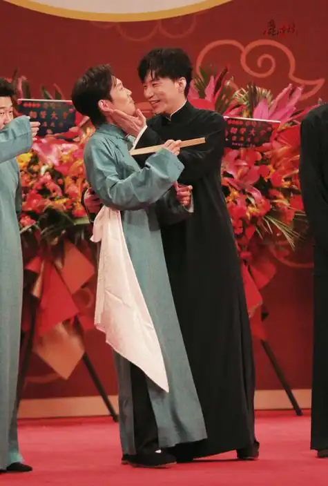 江湖流传,德云帮主郭德纲突然卧病不起,各方势力崛起,德云社陷入危机