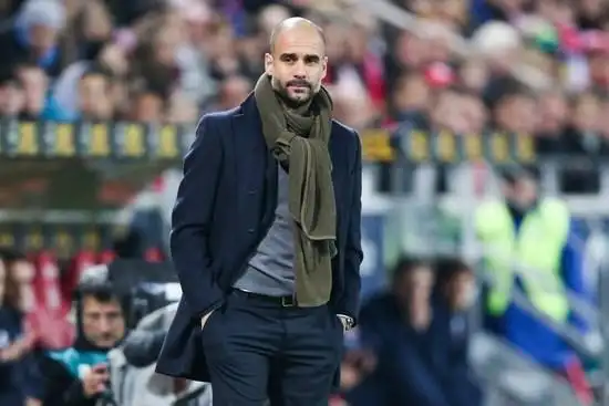 瓜迪奥拉场边关注比赛