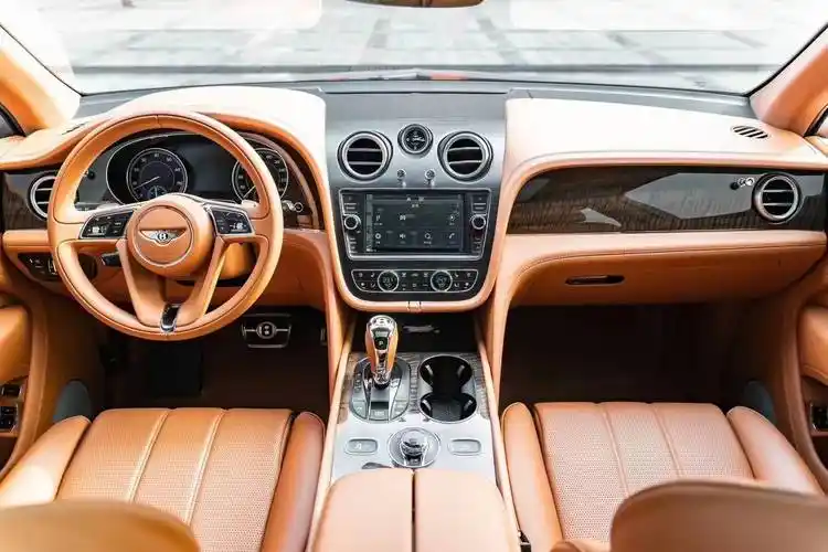 宾利添越v8 四座,稀奇搭配黑色外漆,棕色真皮内饰